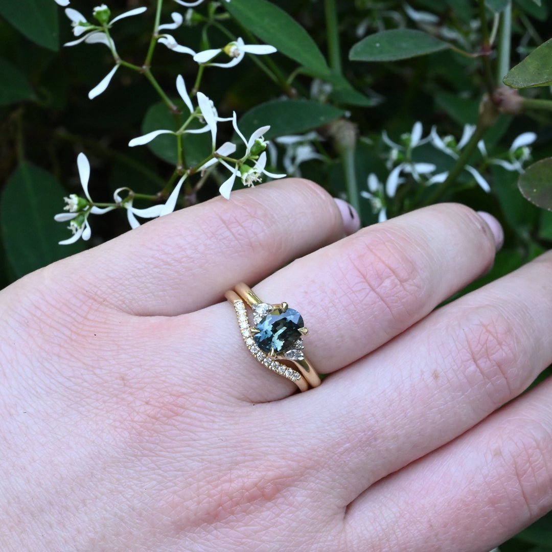 ‘Gumleaf Lily’ 1.40ct Oval-cut Australian Parti Sapphire & Diamond Ring 